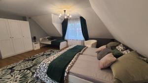 Кровать или кровати в номере Dom Nasutów