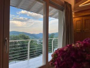 Ein allgemeiner Bergblick oder ein Berglick von des Bed & Breakfasts aus