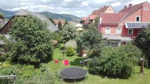 una vista aérea de un patio con cama elástica en Ferienwohnung Murtal, en Sankt Lorenzen bei Knittelfeld
