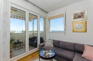 Posedenie v ubytovaní Three bedroom apartment with sea view and secure private garage