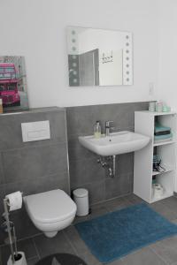 łazienka z toaletą i umywalką w obiekcie Ferienwohnung Haus Knäppen Size M w mieście Oelde