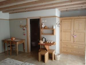 ein kleines Zimmer mit einem Tisch und einem Schrank in der Unterkunft Locazione turista Cocodè in Miane