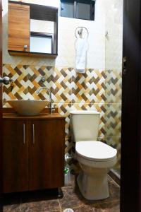 y baño con aseo y lavamanos. en Andaliving Niquia Apartaestudio en Bello