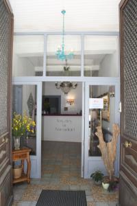 een deur naar een winkel met een glazen deur bij Le Therminus chambres d hôtes in Rennes-les-Bains