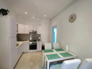 Kuchyňa alebo kuchynka v ubytovaní Apartment Villa Edmea 2