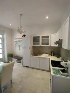 Kuchyňa alebo kuchynka v ubytovaní Apartment Villa Edmea 2 + 6 fotografií