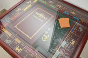 un primer plano de un juego en una mesa en Apartments Rajsko Mjesto en Tivat