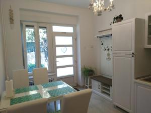 Kuchyňa alebo kuchynka v ubytovaní Apartment Villa Edmea 2