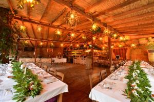 une salle de banquet avec des tables et des chaises blanches et des lustres dans l'établissement Kayserkaya Cottages, à Selçuk 74 autres photos