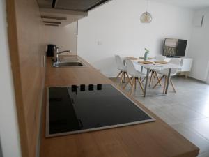 uma cozinha com um lavatório e uma mesa com cadeiras em Appartement Baumgärtner em Naturno