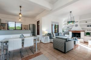 een woonkamer met een tafel en een bank bij ApteraMare Tradidtional house 'New listing 2022' in Chania