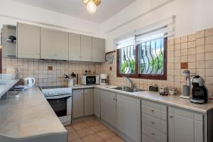 A kitchen or kitchenette at ApteraMare Tradidtional house 'New listing'