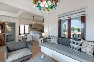 A seating area at ApteraMare Tradidtional house 'New listing'