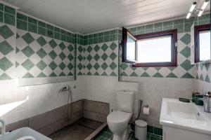A bathroom at ApteraMare Tradidtional house 'New listing'