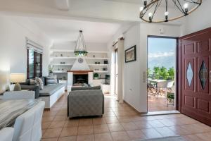 A seating area at ApteraMare Tradidtional house 'New listing'