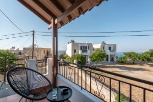 widok z balkonu domu w obiekcie ApteraMare Tradidtional house 'New listing' w Chanii