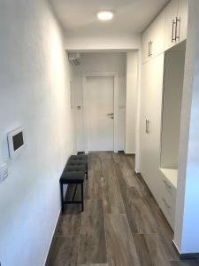um corredor com um banco e uma porta em Apartman Jure em Široki Brijeg