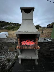 einem großen Steinofen mit einem Feuer darin in der Unterkunft Casa Rural de alquiler integro La Cantina de Villarmayor-Asturias in Villarmayor