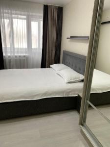 Una cama o camas en una habitación de VIP апартаменты на Жукова