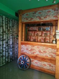 Habitación con pared de ladrillo y estantería de madera. en Motel Medium, en Bihać