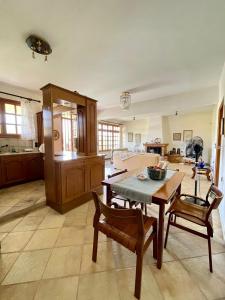 Photo de la galerie de l'établissement Evian house, à Agioi Apostoli