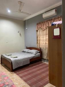 - une chambre avec un lit et une fenêtre dans l'établissement SMZ Café & Homestay - SELF CHECK IN, à Kodiang