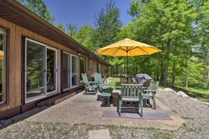 Taman di luar Lakefront Hackensack Cabin with Patio and Grill!