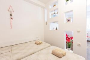 クリムノにあるApartman studio Sanja Klimnoの白いベッドルーム(枕2つ付)