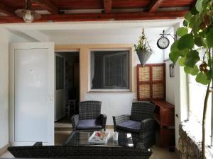 weranda z 2 krzesłami i stołem w obiekcie Apartman studio Sanja Klimno w mieście Klimno +19 zdjęć