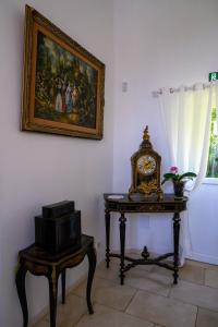 un reloj sentado en una mesa junto a una ventana en Domaine de Lardoisière en Château-Salins