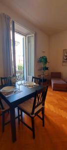 uma sala de jantar com uma mesa azul e cadeiras em Tacito Apartments em Terni