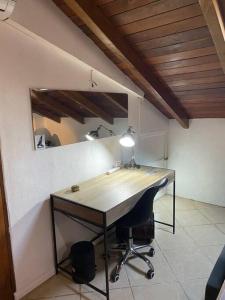 - un bureau avec une lampe et une chaise dans la chambre dans l'établissement Beautiful Loft! Walk from the beach!, à Tamarindo
