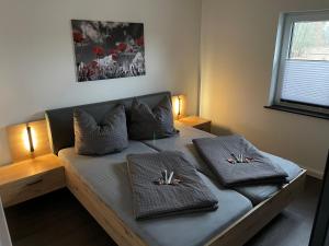 een bed met kussens in een kamer bij Ferienwohnung Astrid in Alt Schwerin