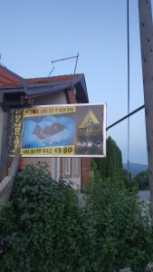 un panneau suspendu du côté d'un bâtiment dans l'établissement Apartmani Odmor i Mir, à Vranje