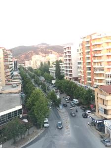 Vista generica sulle montagne o vista sulle montagne dall'interno dell'appartamento