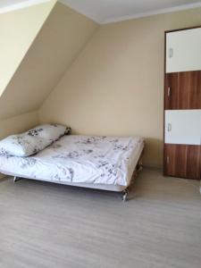 Łóżko lub łóżka w pokoju w obiekcie Cichy Zakątek