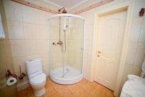 Koupelna v ubytování Visak Hotel