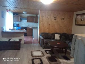 ein Wohnzimmer mit einem Sofa und einem Tisch in der Unterkunft PPO 575 in Retowo