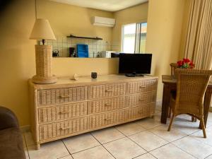 a living room with a dresser with a television on it at Alta Montaña in Noord