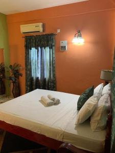 ein Schlafzimmer mit einem Bett mit Handtüchern darauf in der Unterkunft North Bay Inn in Celeste