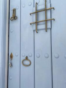 a door with a ring and a cross on it at Casa Arequipa in Vejer de la Frontera