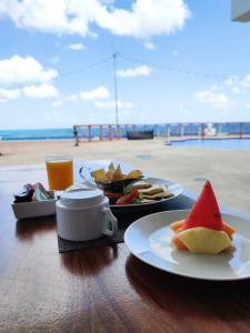 女人島的住宿－Ocean Drive Hotel，海滩上一张桌子,上面放着两盘食物