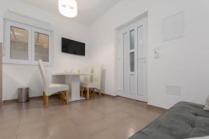 salon ze stołem i łóżkiem w obiekcie Bora Apartment Pula w Puli