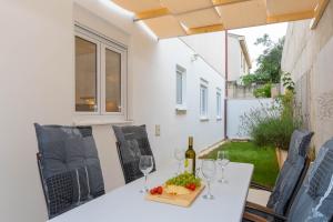 stół z kieliszkami do wina i miską owoców w obiekcie Bora Apartment Pula w Puli