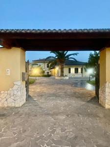 uma entrada vazia em frente a uma casa em Villa Pedrosu em Casa Linari
