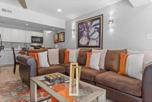 瓦爾多夫的住宿－Private 2BR Luxe Suite Natl Harbor DC MD VA，客厅配有沙发和桌子