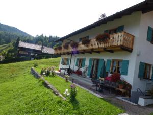 ein Gebäude mit einem Balkon auf der Seite in der Unterkunft Haus Sonnenruh in Mittenwald