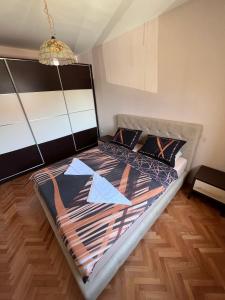 um quarto com uma cama num quarto em Apartment 777 em Bijelo Polje