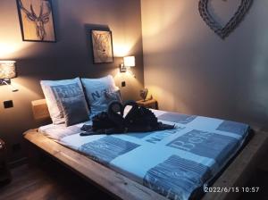 A bed or beds in a room at Loft bord de mer, La p'tite fabrik