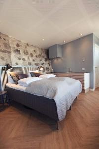 um quarto com uma cama grande num quarto em Dock House 95-97 em Middelfart